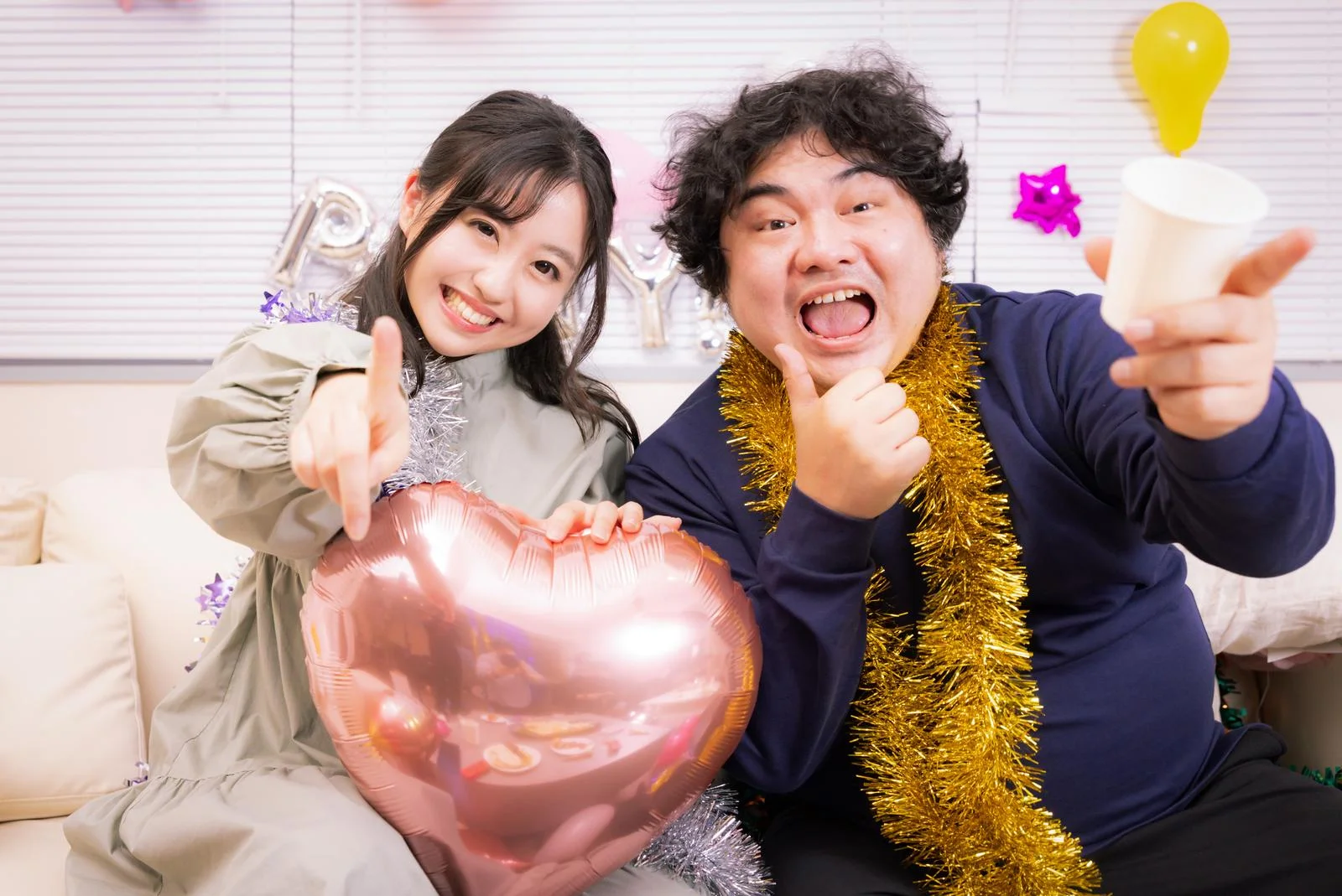 マッチングアプリで出会った２人がデートしている様子