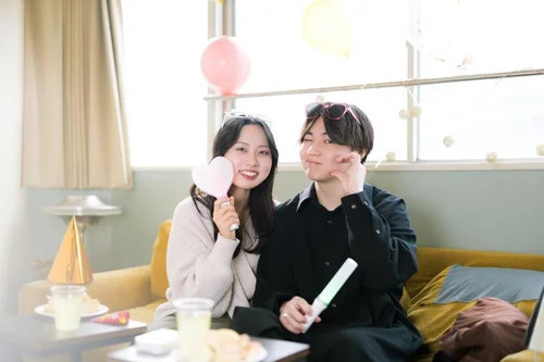 マッチングアプリで出会ったカップルがデートしている様子