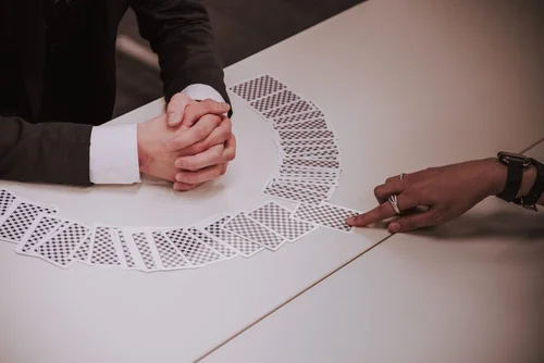 カードで占いを受けている様子