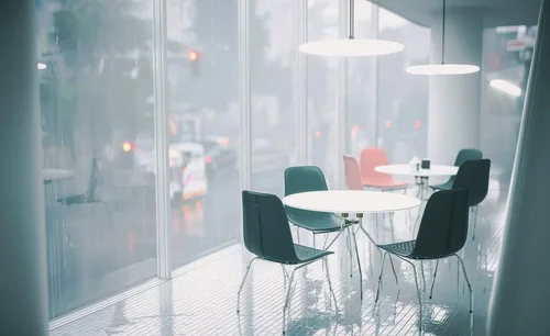 都会を感じさせるおしゃれなデスク