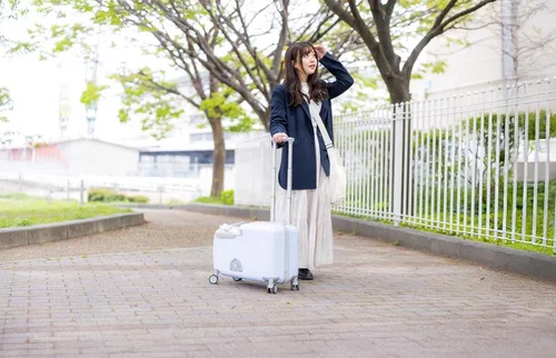 女性が一人で旅行している画像