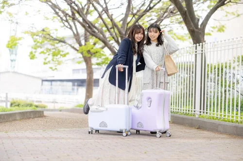 女子二人で旅行に向かっている様子