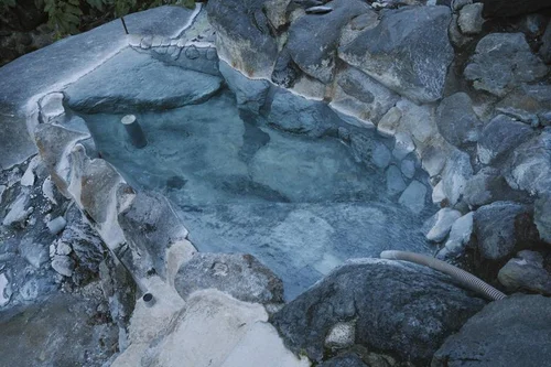 岩肌に囲まれた美しい温泉